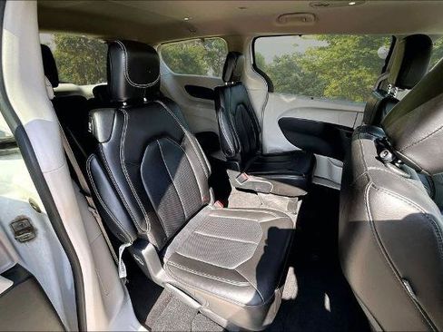Used 2023 Chrysler Pacifica Touring-L FWD image 26