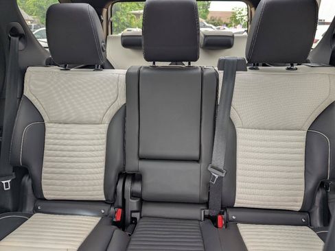 Used 2023 Land Rover Discovery HSE R-Dynamic AWD/4WD image 43