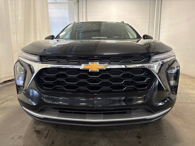 Used 2025 Chevrolet Trax LT FWD image 2
