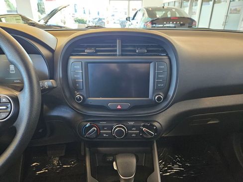 Used 2025 Kia Soul LX w/ LX Technology Package FWD image 18