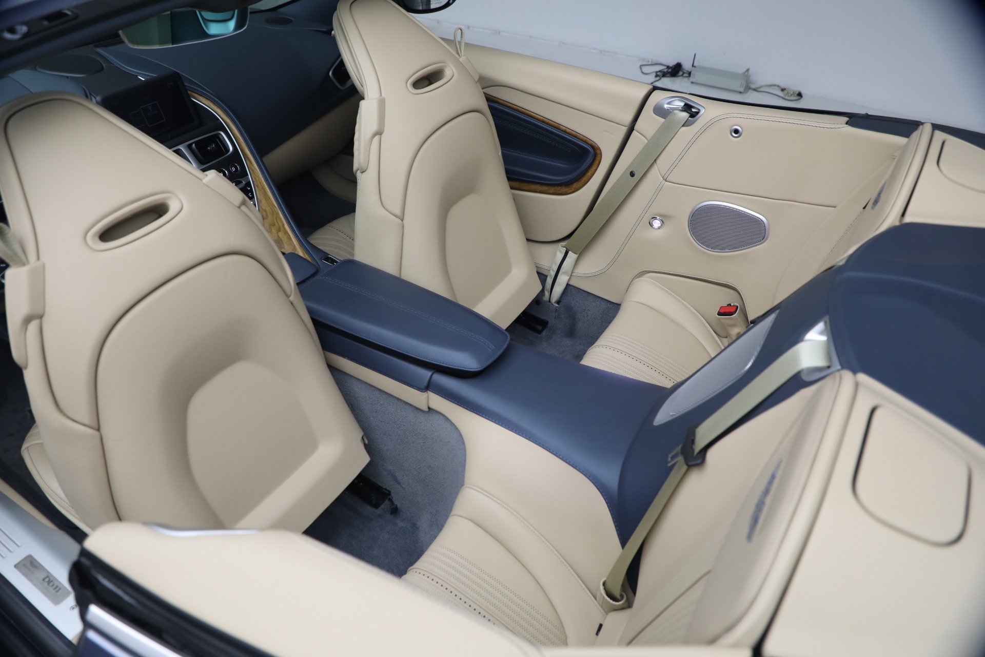 Used 2022 Aston Martin DB11 Volante RWD image 34