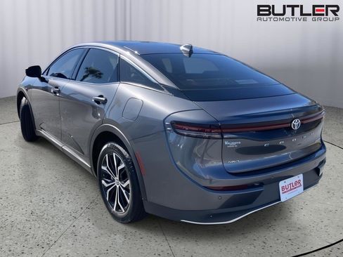 Used 2023 Toyota Crown image 3