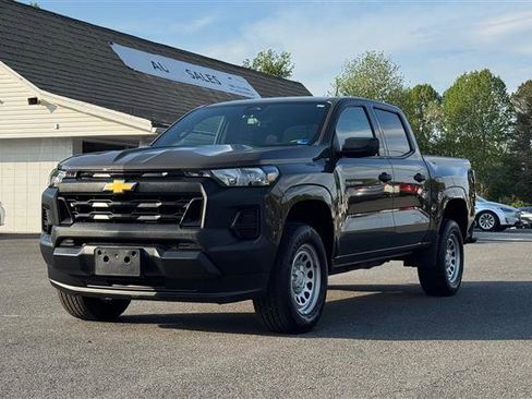 Used 2023 Chevrolet Colorado W/T image 2