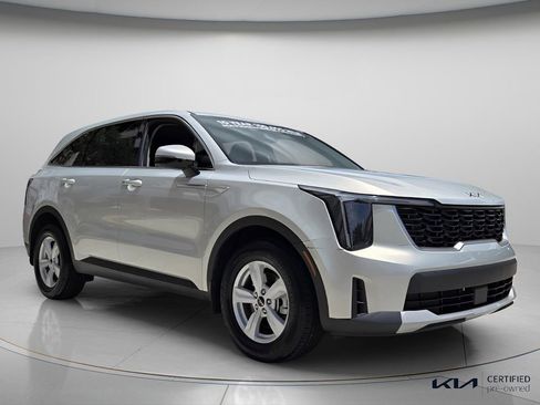 Certified 2026 Kia Sorento LX FWD image 9