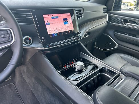 Used 2024 Jeep Wagoneer L Series II image 19