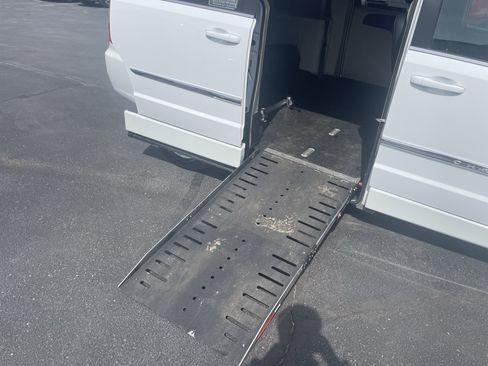 Used 2016 Chrysler Town & Country Touring image 27