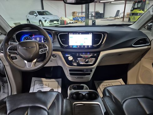 Used 2023 Chrysler Pacifica Touring-L FWD image 20