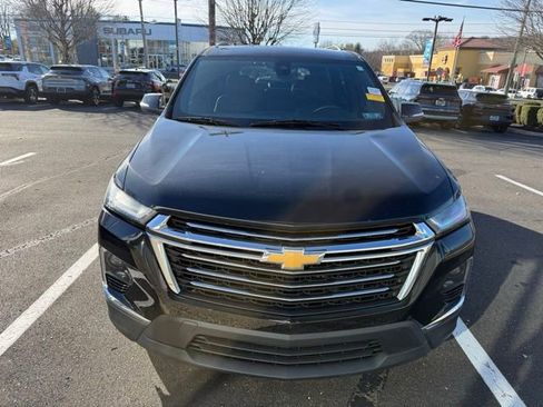 Used 2022 Chevrolet Traverse LT image 2