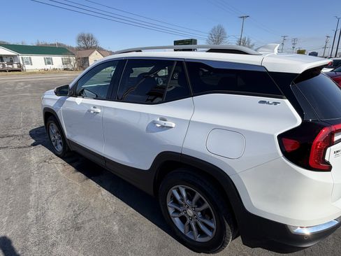 Used 2024 GMC Terrain SLT w/ Infotainment Package II image 9
