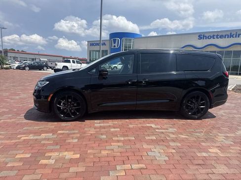 Used 2025 Chrysler Pacifica Limited FWD image 33