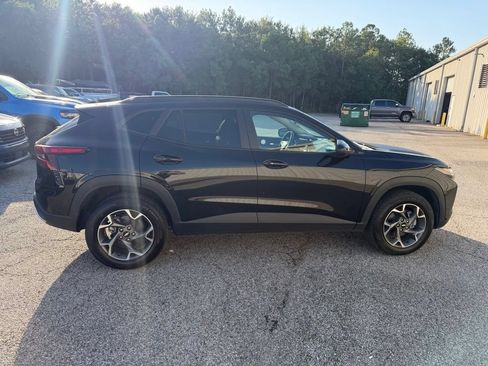 Used 2025 Chevrolet Trax LT w/ LT Convenience Package FWD image 8