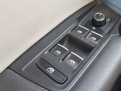 Used 2019 Volkswagen Tiguan SE image 33