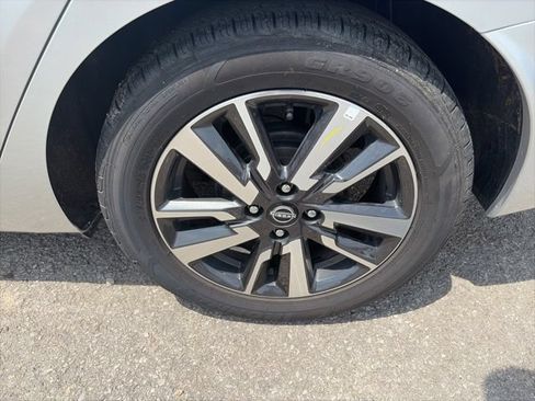 Used 2025 Nissan Versa SV FWD image 11
