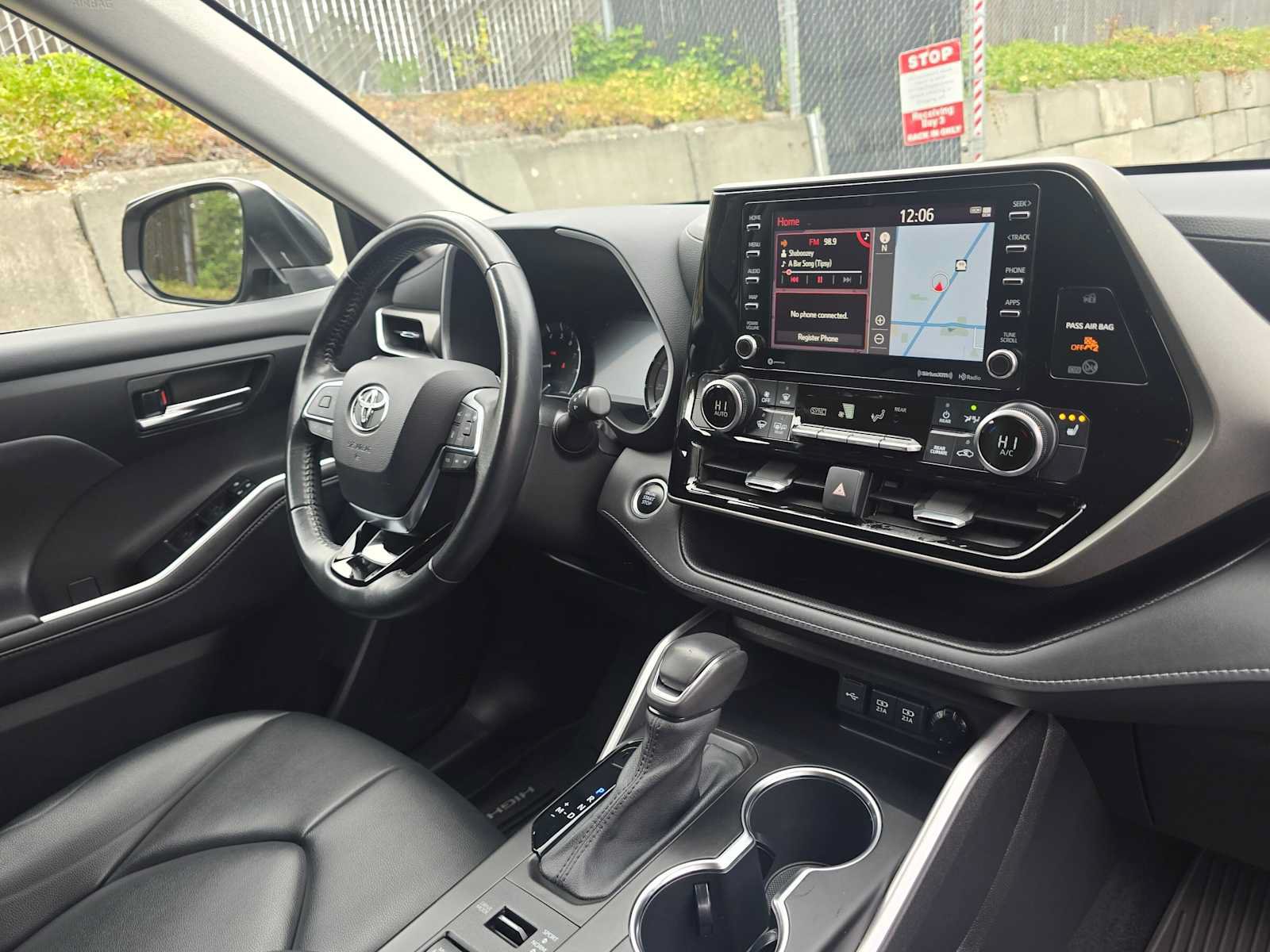 Used 2020 Toyota Highlander XLE AWD/4WD image 10