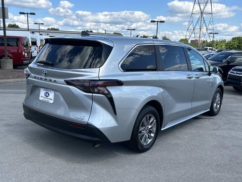 Used 2024 Toyota Sienna LE FWD image 4