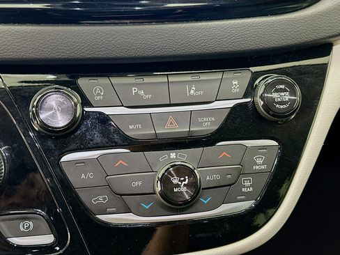 Used 2024 Chrysler Pacifica Touring-L image 24