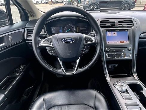 Used 2018 Ford Fusion SE w/ Equipment Group 201A FWD image 8