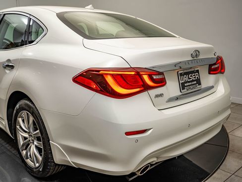 Used 2015 INFINITI Q70 3.7 w/ Deluxe Touring Package AWD/4WD image 18