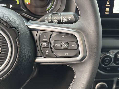 Used 2025 Jeep Wrangler Sahara image 27