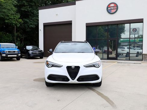Used 2022 Alfa Romeo Stelvio Veloce image 2