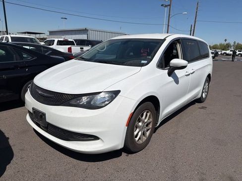 Used 2022 Chrysler Voyager LX image 6