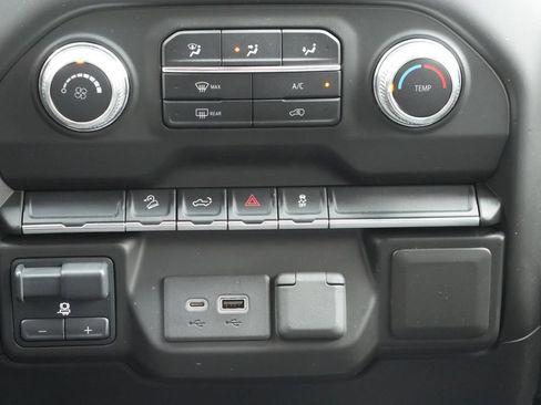 Used 2021 GMC Sierra 1500 4x4 Crew Cab w/ Sierra Value Package image 18