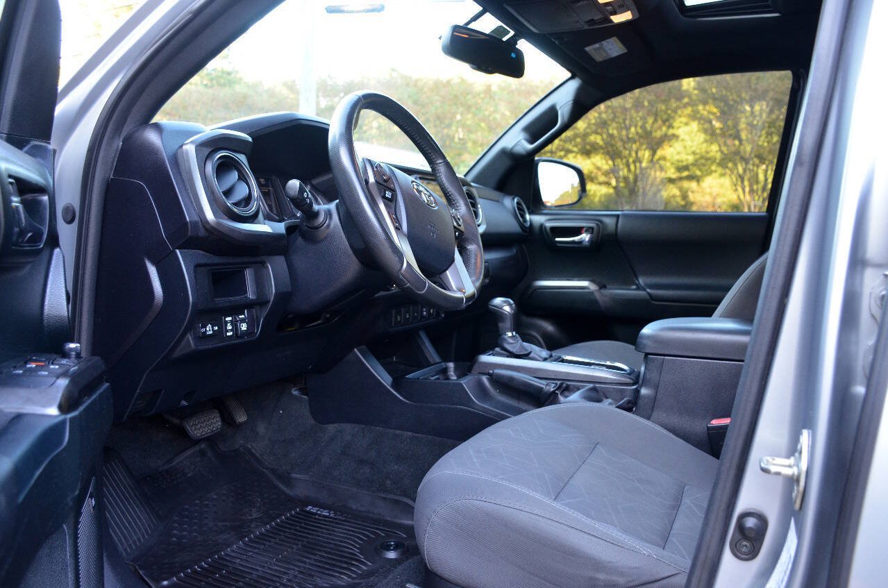 Used 2017 Toyota Tacoma TRD Sport AWD/4WD image 15
