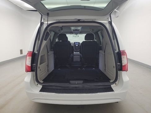 Used 2016 Chrysler Town & Country Touring image 29