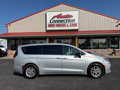 Used 2024 Chrysler Pacifica Touring-L FWD image 3