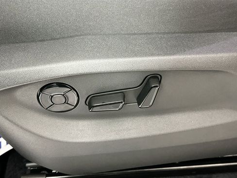 New 2026 Volkswagen Tiguan SE image 17