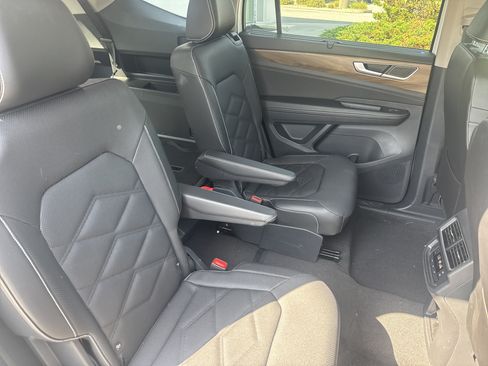 Used 2024 Volkswagen Atlas SE AWD/4WD image 25