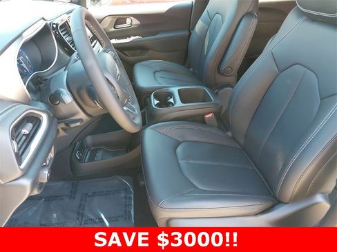 New 2025 Chrysler Pacifica Select image 17