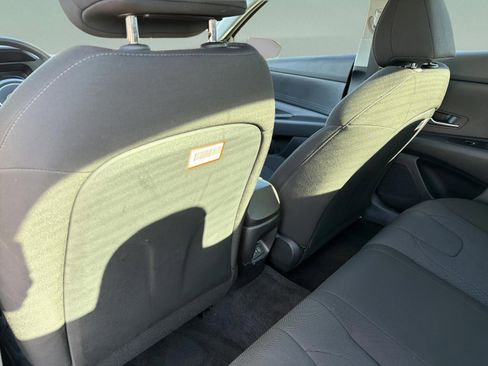 Used 2025 Hyundai Elantra SE image 25