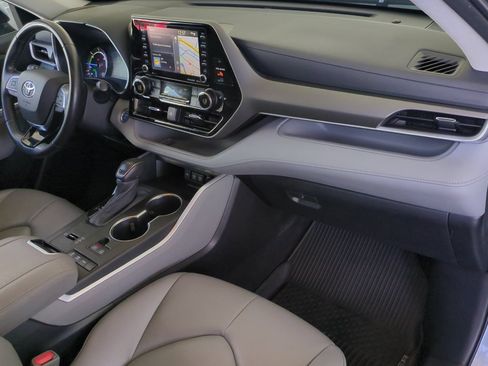 Used 2020 Toyota Highlander XLE AWD/4WD image 19