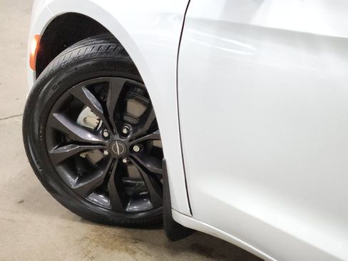 Used 2019 Chrysler Pacifica Touring Plus w/ S Appearance Package FWD image 23