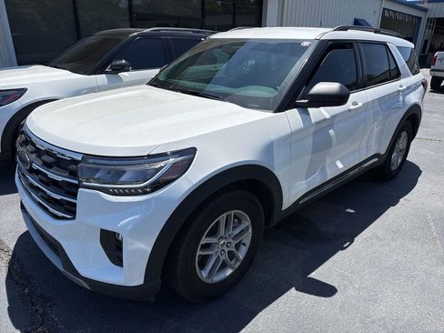 Used 2025 Ford Explorer Active w/ Active Comfort Package RWD image 2