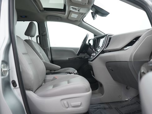 Used 2020 Toyota Sienna XLE image 11