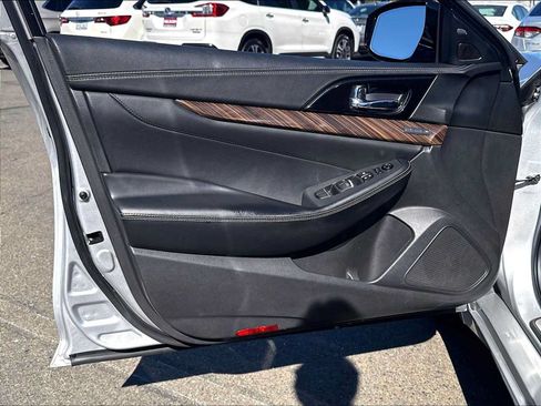 Used 2016 Nissan Maxima Platinum FWD image 25