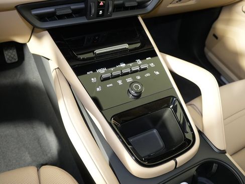 Certified 2026 Porsche Cayenne E-Hybrid AWD/4WD image 32
