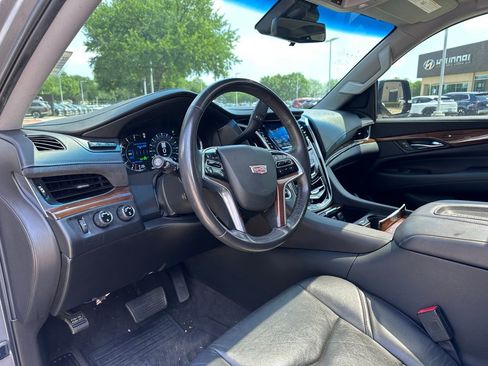 Used 2020 Cadillac Escalade Luxury w/ Escalade Sport Edition image 27