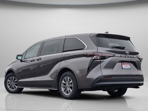 Used 2023 Toyota Sienna LE FWD image 19