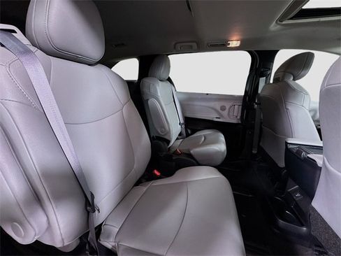 Used 2025 Toyota Sienna XLE image 29