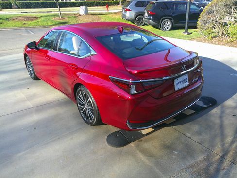 Used 2025 Lexus ES 300h w/ Premium Package image 9