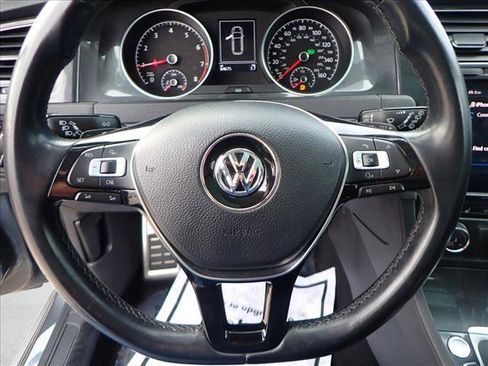 Used 2018 Volkswagen Golf SE image 13