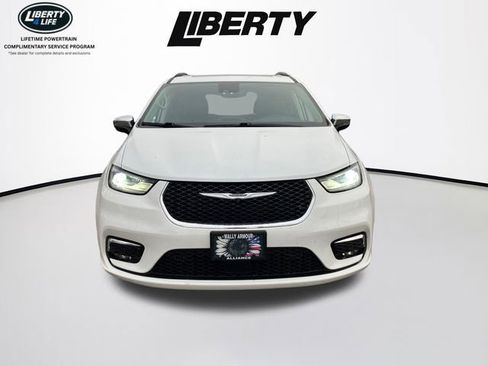 Used 2023 Chrysler Pacifica Limited AWD/4WD image 6