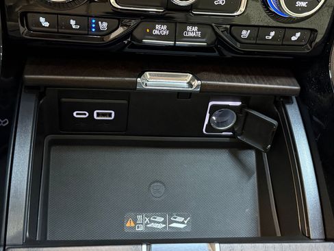 Used 2021 GMC Yukon Denali w/ Denali Premium Package image 31