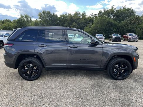 New 2025 Jeep Grand Cherokee Altitude image 6