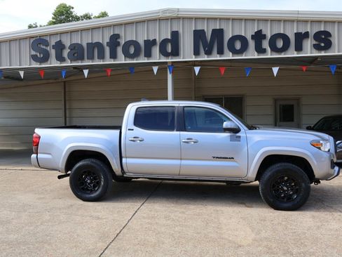 Used 2020 Toyota Tacoma SR5 w/ Technology Package AWD/4WD image 2