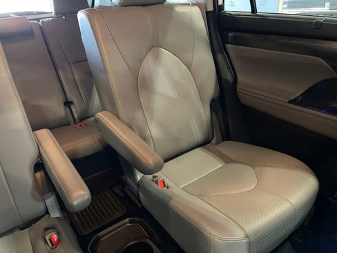 Certified 2020 Toyota Highlander Limited image 14