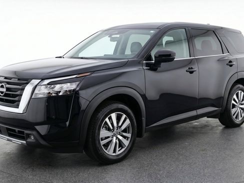 Used 2025 Nissan Pathfinder SV FWD image 3